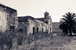 Aproximación y esperanza – Visiones del Cortijo del Fraile [Níjar – Almería] – Serie I [Blanco & Negro] [Fotografías] – I – Josefina Martos Peregrín