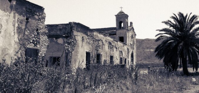Aproximación y esperanza – Visiones del Cortijo del Fraile [Níjar – Almería] – Serie I [Blanco & Negro] [Fotografías] – I – Josefina Martos Peregrín