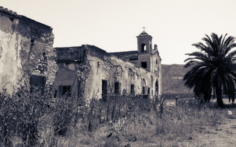 Aproximación y esperanza – Visiones del Cortijo del Fraile [Níjar – Almería] – Serie I [Blanco & Negro] [Fotografías] – I – Josefina Martos Peregrín