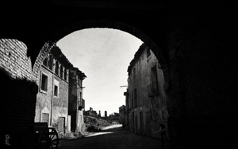 La Historia es un plato que se degusta frío / Belchite – [Fotografías] – Primera serie – I – Josefina Martos Peregrín