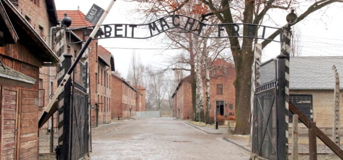 Educar tras Auschwitz [Con motivo de la celebración del Día Internacional de Conmemoración Anual en Memoria de las Víctimas del Holocausto y del octogésimo aniversario de la liberación del Campo de Concentración y Exterminio de Auschwitz-Birkenau – 27 de Enero de 2025] – Sebastián Gámez Millán