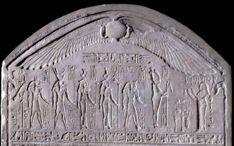 El eco de una voz [Breve relato inspirado en el texto inscrito, en escritura jeroglífica egipcia, en la Estela de Taimhotep] – Ana Herrera Barba