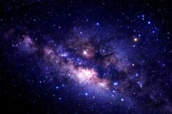 Más de dos billones de galaxias [de «La mujer que se avino»] – Un poema de Marisa López Soria