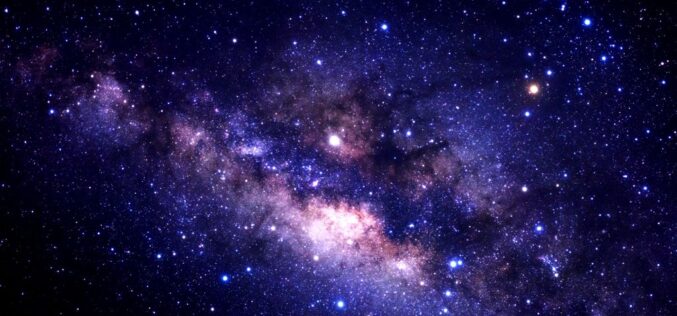 Más de dos billones de galaxias [de «La mujer que se avino»] – Un poema de Marisa López Soria