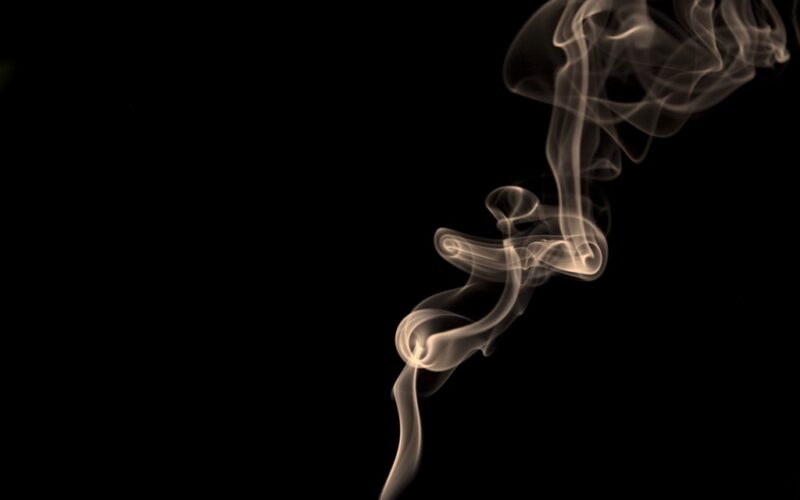 «La chica del tabaco» y dos breves relatos poéticos más de Ioana Catsigyanis