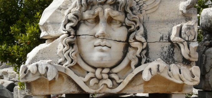 Cabellos de Medusa – Un poema de Icíar Muguerza López