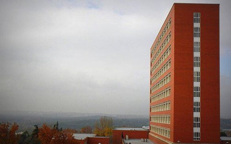 Anónimos epígrafes de un cuaderno especial [Universidad Complutense de Madrid – Facultad de Geografía e Historia – Filosofía y Letras / Edificio B – 1975] – Josefina Martos Peregrín