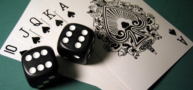 «Jugando al póquer» y dos poemas más de Luis Roca Jusmet